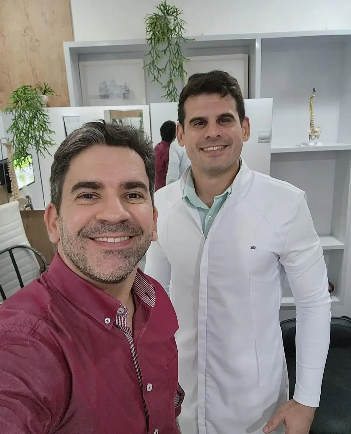 Dr. Carlos Nobre junto ao paciente sorrindo após ser curado da dor.