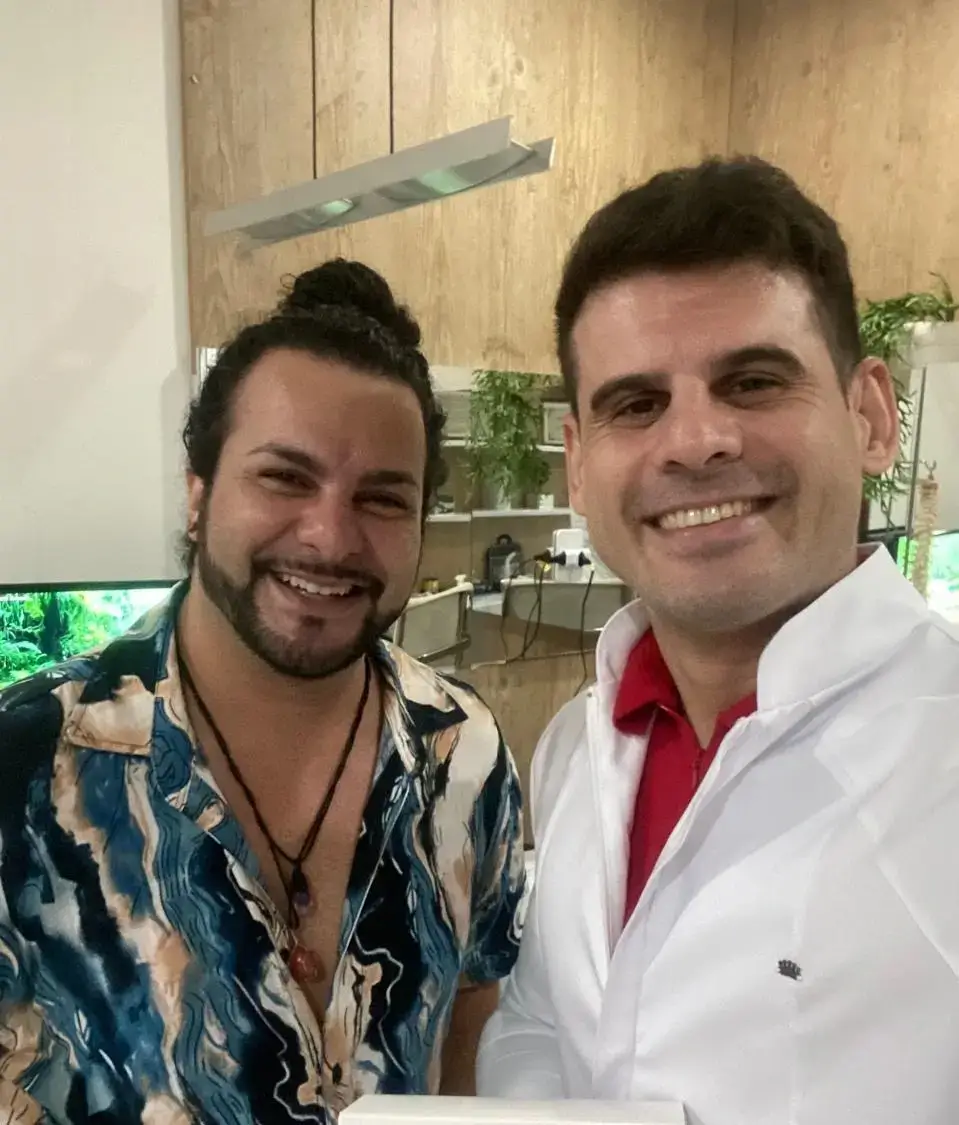 Dr. Carlos Nobre junto ao paciente sorrindo após ser curado da dor.