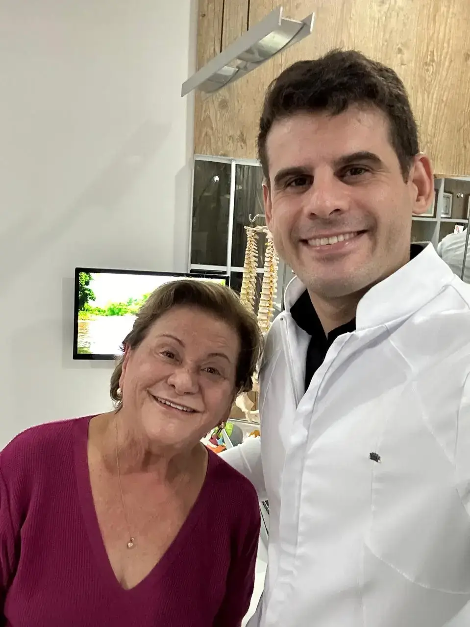 Dr. Carlos Nobre junto ao paciente sorrindo após ser curado da dor.