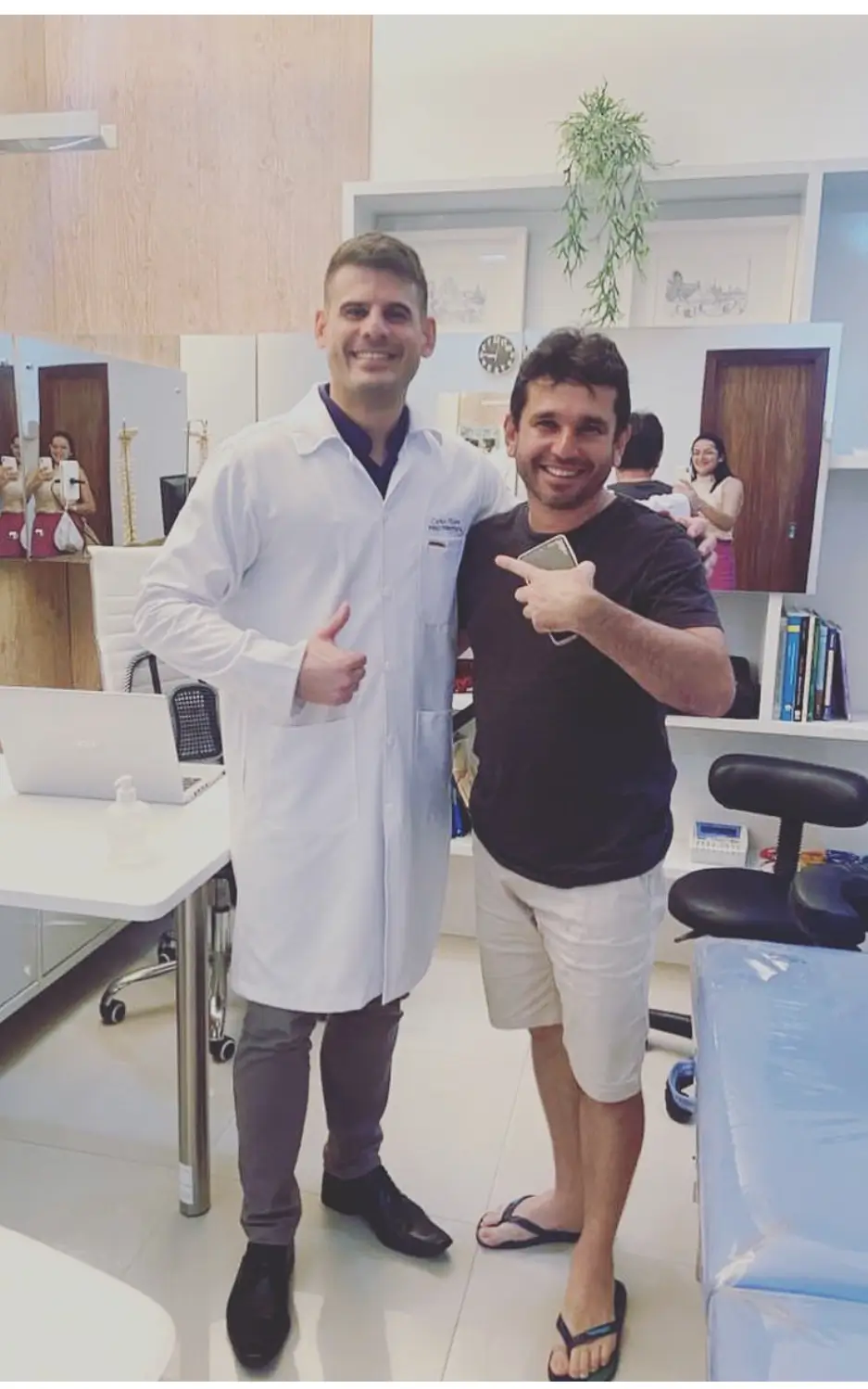 Dr. Carlos Nobre junto ao paciente sorrindo após ser curado da dor.