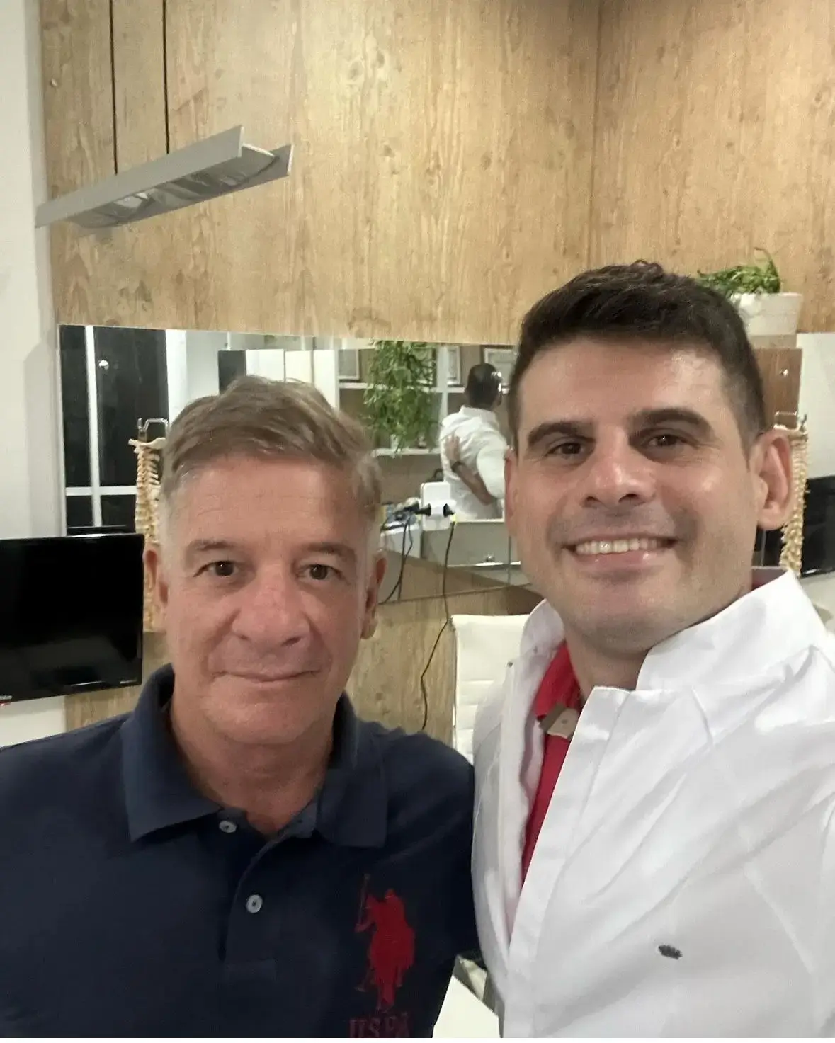 Dr. Carlos Nobre junto ao paciente sorrindo após ser curado da dor.