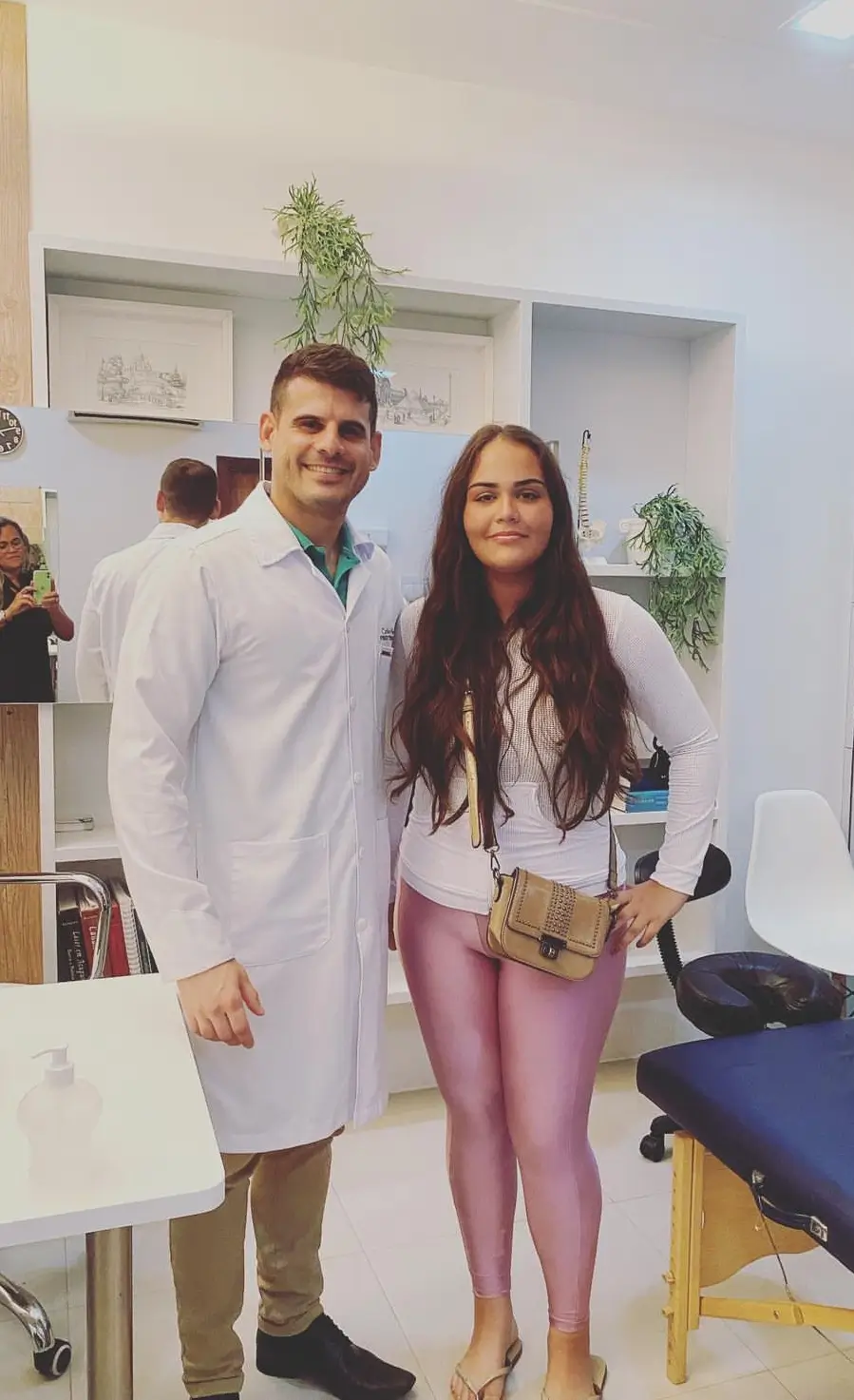 Dr. Carlos Nobre junto ao paciente sorrindo após ser curado da dor.