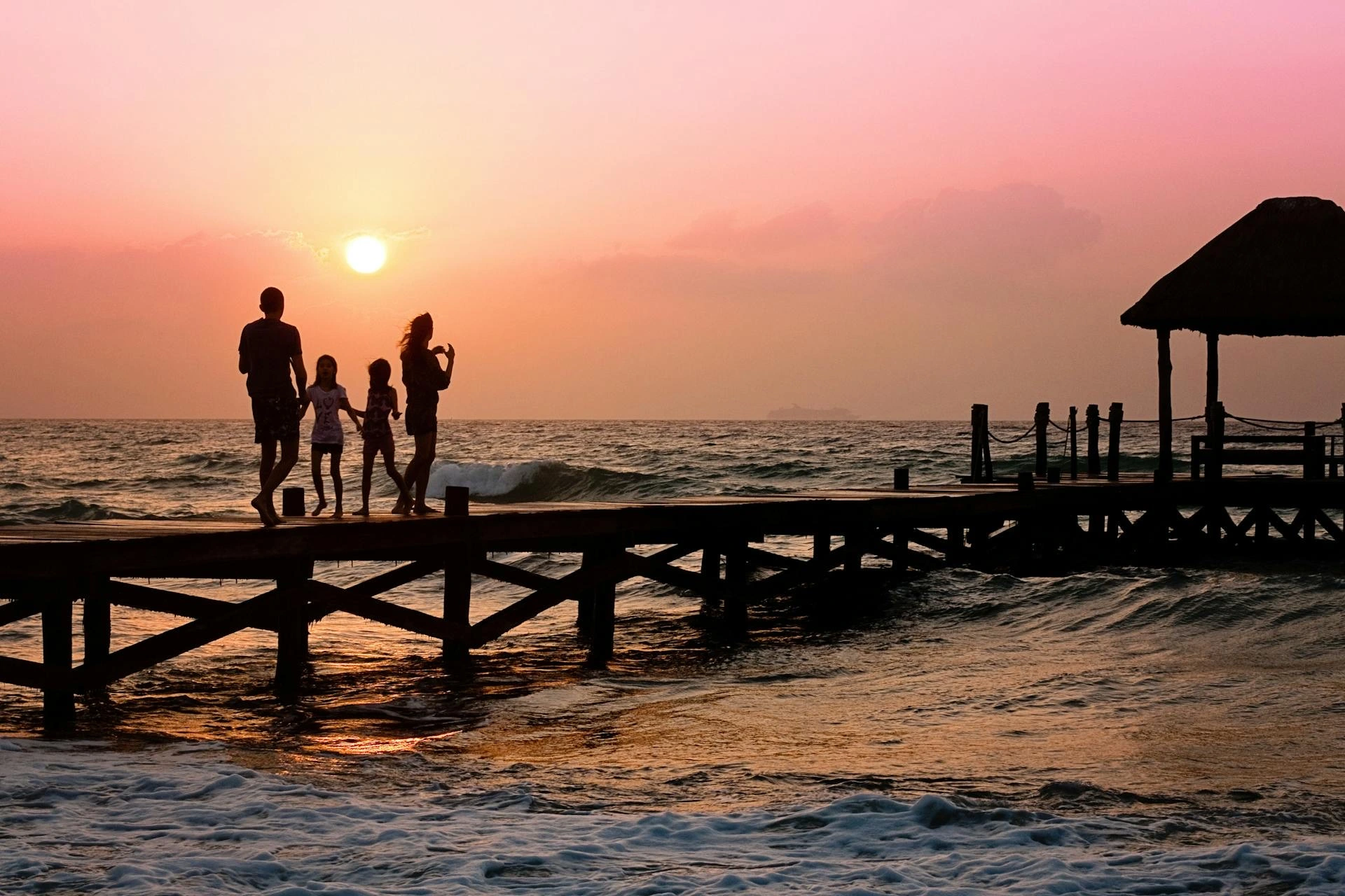 Família feliz se divertindo sem dor